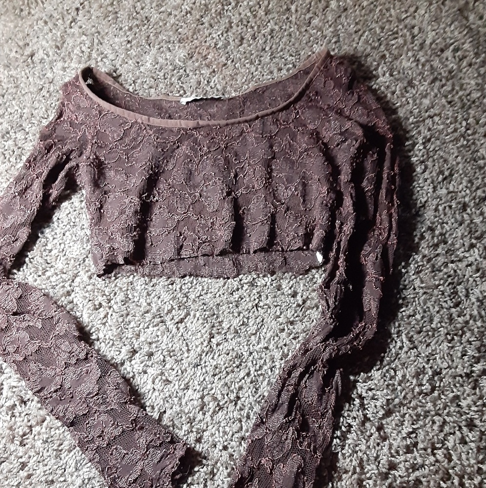 Bisou-Bisou long sleeved lace crop top